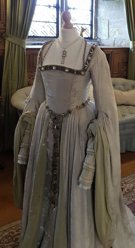 White Tudor Dress, Tudor Style Clothing, 1500s Dress Gowns, Tudor Period Dress, Tudor Dress Aesthetic, Tudor Era Dress, Tudor Era Fashion, Tudor Period Outfit, Tudor Dress Princesses