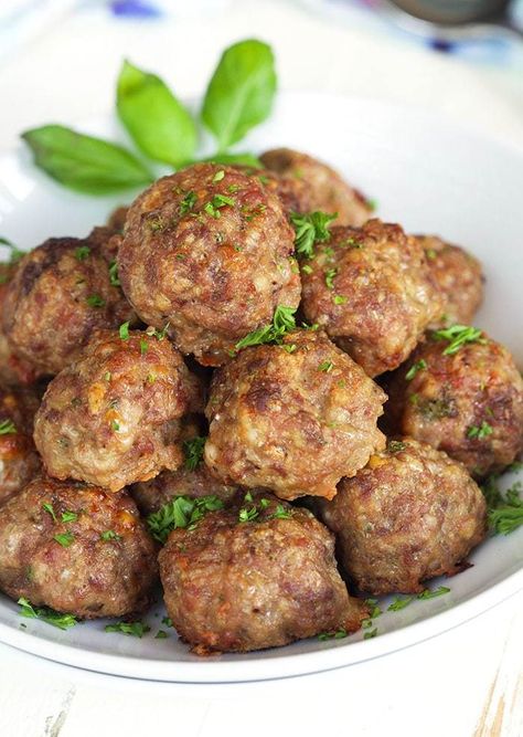 Oven Meatballs, Oven Baked Meatballs, Baked Meatball Recipe, Baked Meatballs, Italian Meatballs Recipe, How To Make Meatballs, The Slow Roasted Italian, Meatball Recipes Easy, Meatball Bake