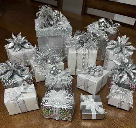 Silver Wrapped Gifts, White And Silver Wrapping Christmas Gifts, Silver Wrapping Paper Ideas, Silver Christmas Wrapping Ideas, White Christmas Presents, Cute Gift Wrapping Ideas, Corporate Christmas Parties, Apartment Christmas, Silver Wrapping Paper