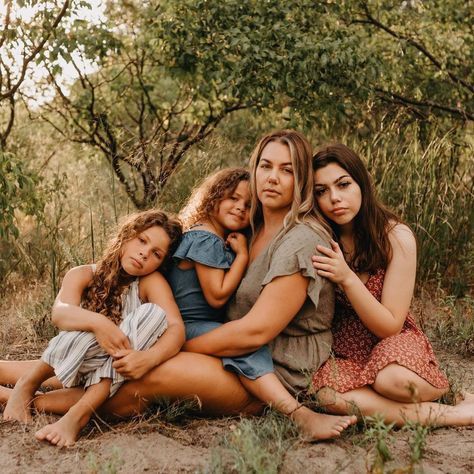 Mother’s Day Pictures With Kids, 3 Daughters Photography, Family Photos 3 Daughters, Family Photos With 2 Daughters, Mom With 4 Kids Photoshoot, Mom And 3 Daughters Photo Ideas, Mommy And Me 3 Kids Photoshoot, Mother And 3 Daughters Photography, Auntie And Me Photoshoot