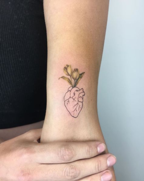 Tulip Heart Tattoo, Fine Line Heart, Real Heart Tattoos, Tulips Tattoo, Tulip Tattoo, Tattoo Model, Tulips Flowers, Tat Ideas, Fine Line