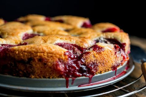 Try The New York Times' Original Plum Torte! You'll just need 3/4 to 1 cup sugar, 1/2 cup unsalted butter, softened, 1 cup unbleached flour, sifted, 1... Peach Pie Bars, Chocolate Zucchini Loaf, Plum Torte, Plum Cake Recipe, Torte Recipe, Raspberry Pie, Lemon Bundt Cake, Torte Cake, Easy Summer Meals