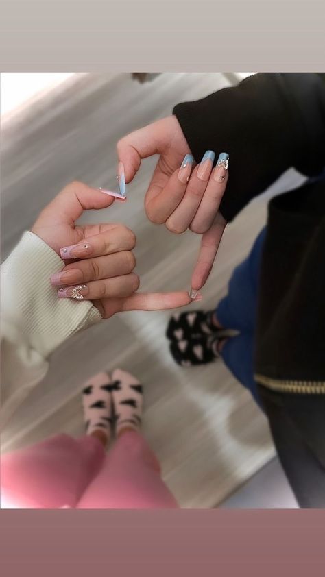 Matching Nails Sets With Bestie, Matching Nail Designs For Friends, Nail Art Best Friends, Bestie Matching Nails Ideas, Simple Matching Nails With Best Friend, Matching Nails With Sister, Matching Nails With Bff Summer, Matching Nail Inspo For Best Friends, Bff Nail Ideas