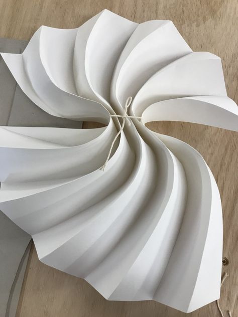 Curved Paper Folding, Paper Folding Architecture, Paper Manipulate, Paper Installation Art, Paper Pleating, Create Paper Flowers, Paper Sculpture Art, Diy Paper Flower Wall, Folding Architecture