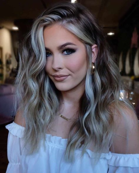 Ashy Blonde Money Piece On Brown Hair Rambut Brunette, Money Piece, Hair Makeover, Brown Blonde Hair, Hair Color And Cut, Hair Color Balayage, Hair Inspiration Color, Blonde Ombre, Hair Inspo Color