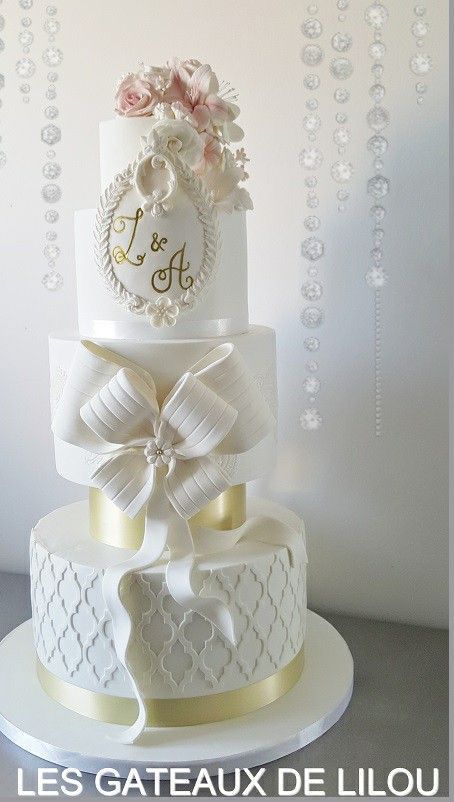 Gorgeous Wedding Cake Classy, Fancy Wedding Cakes Classy, Elegant Modern Wedding Cake, Sparkly Wedding Cakes, Classy Wedding Cakes, White And Gold Wedding Cake, Fancy Wedding Cakes, Fondant Cake Designs, Creative Wedding Cakes