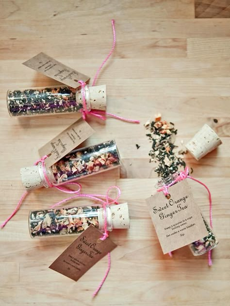 Sweet Orange Ginger Tea Homemade Gift. See how to make it --> http://www.hgtv.com/entertaining/make-custom-mixed-sweet-orange-tea-favors/index.html?soc=pinterest Raspberry Wedding, Diy Holiday Party, Tea Wedding Favors, Tea Favors, Favour Ideas, Seed Wedding Favors, Winter Wedding Favors, Boda Diy, Holiday Favors