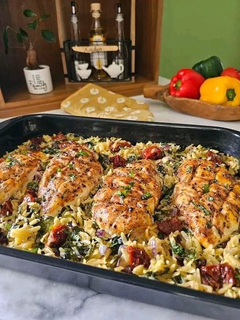 Mediterranean Diet Easy Recipes 2024 | CHICKEN & ORZO PASTA BAKE 🥘 | Facebook Meal With Chicken, Chicken Orzo Pasta, Chicken Spinach Recipes, Orzo Spinach, Orzo Dishes, Sundried Tomato Chicken, Pasta Bake Easy, Spinach Bake, Orzo Recipes