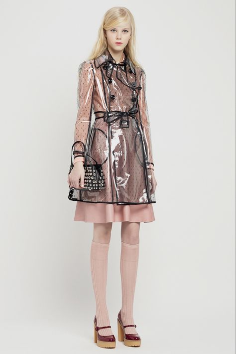 Red Valentino Pre-Fall 2015 Collection Photos - Vogue Clear Raincoat, Raincoat Fashion, Fall 2015 Style, Raincoats For Women, 2015 Fashion, Red Valentino, Pre Fall, High Fashion, Ideias Fashion