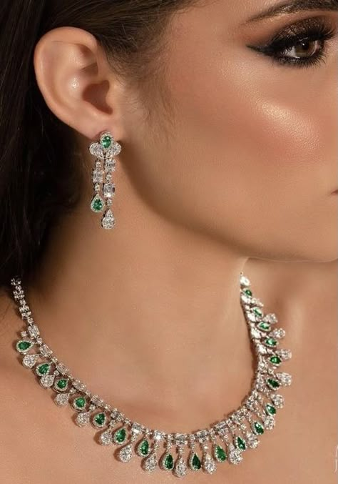 Emerald Jewelry Necklace Indian, Emerald Sets Jewellery, Roma Hairstyle, Diamond Necklace Elegant, Green Diamond Necklace, Emerald Jewelry Necklace, Simple Necklace Designs, Diamond Necklace Wedding, Diamond Pendants Designs