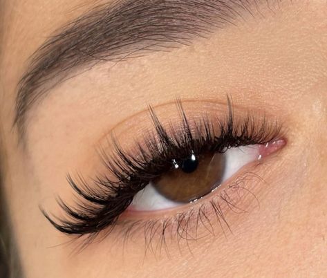 Natural Fake Eyelashes, Sulam Alis, Lashes Fake Eyelashes, Wispy Eyelashes, Eyelashes Extensions, Lashes Extensions, Cat Eye Lash, Lash Extensions Styles, Eyelash Extensions Styles