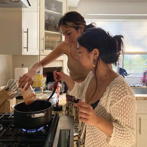 Friends In The Kitchen Aesthetic, Roommate Best Friend, Share House Aesthetic, Aesthetic Kitchen Pictures, Friends At Home Aesthetic, Couples Baking Together, Cooking Reference Pose, Cooking Pasta Aesthetic, Cooking With Friends Aesthetic