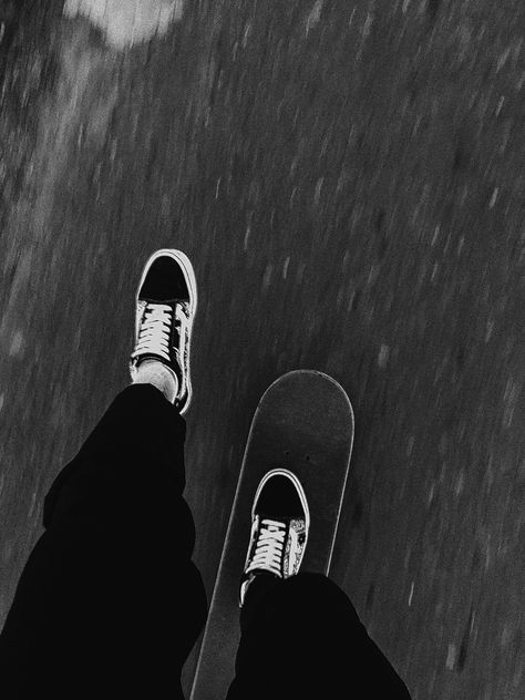 Skateboard Guy Aesthetic, Black Vans Aesthetic, Skater Guy Aesthetic, Skateboard Black And White, Skater Boy Aesthetic, Skater Guy, Skateboard Wallpaper, Aesthetic Skateboard, Skateboard Black