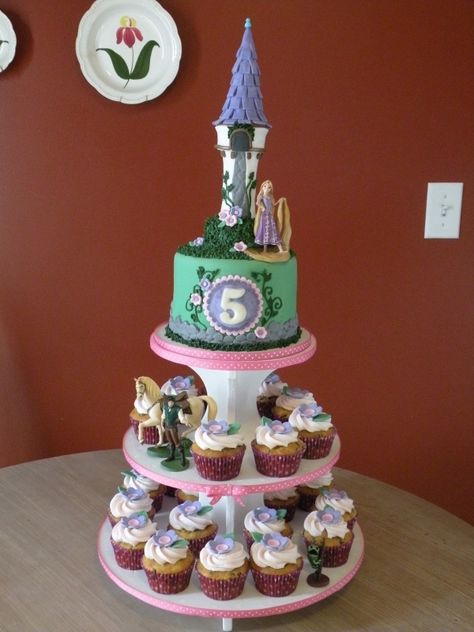 Tangled cake & cupcake tower Tangled Birthday Cake, Tangled Cake, Rapunzel Birthday Cake, Cupcake Tower Cake, Bolo Rapunzel, Cupcake Towers, Rapunzel Cake, Tangled Birthday Party, Princess Cakes