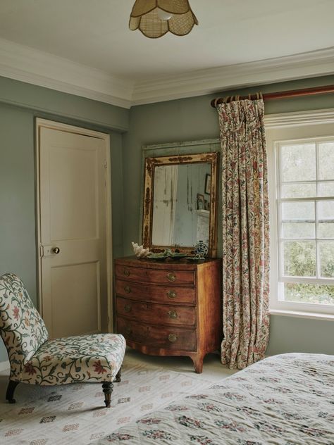 British Country Bedroom, Country House Bedroom Ideas, Country House Wallpaper, Classic Vintage Bedroom, Living Room Sofa Layout, Bedroom Ideas Bedding, Vintage Pink Bedroom, English Country House Bedroom, English Country Bedroom