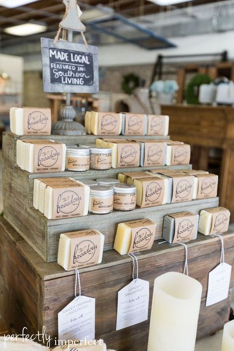 Nice soap display idea for a craft show. Love the hang tags at front of display and the small sign at the top. Fits with branding Soap Display Ideas, Gift Shop Displays, Lilin Aroma, Craft Show Booth, Soap Display, Shop Displays, Craft Fair Displays, Market Displays, Soap Shop