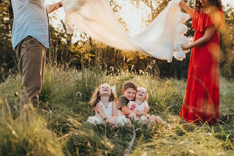 Bug Family Photoshoot, Blanket Family Photos, Family Blanket Photos, Backyard Photoshoot Ideas Family Photos, Wildflower Family Photoshoot, Family Photos Blanket, Picnic Family Photoshoot, Fun Family Poses, Family Photo Blanket