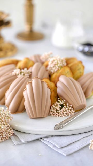 Earl Grey Madeleines, Desserts Design, Madeleine Cookies, Madeleines Recipe, Madeline Cookies, Madeleine Recipe, Floral Dessert, How To Temper Chocolate, Madeleine Cookie