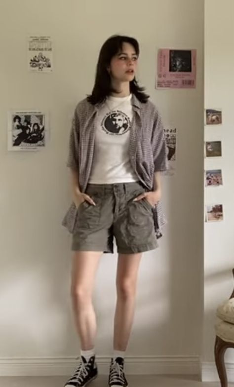 Guy Shorts Outfit Women, Orange Sweat Shorts Outfit, Summer Outfits 2023 Tomboy, Tomboy Summer Fashion, Shorts Tomboy Outfit, Gender Neutral Outfits Aesthetic Summer, Summer Gender Neutral Outfits, Lesbian Summer Fits, Summer Fits Tomboy