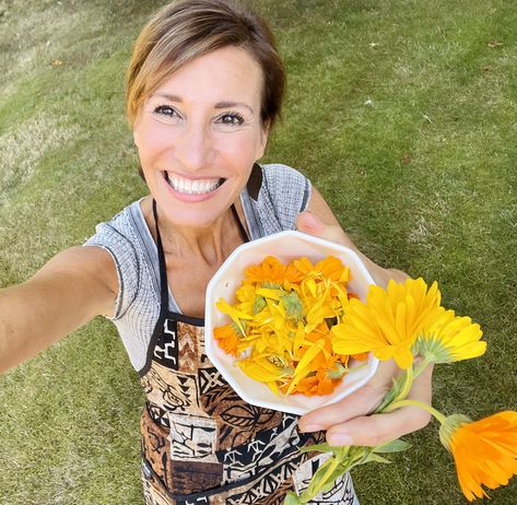 Nicole Apelian, Useful Plants, How To Relieve Migraines, Healing Garden, Calendula Flower, Canadian Winter, Migraine Headaches, Garden Kits, Muscle Aches