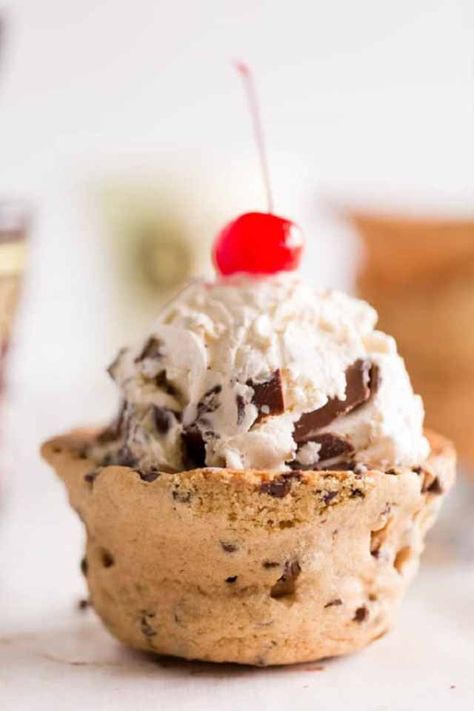 27 Sweet Ice Cream Sundae Bar Ideas Ice Cream Sundae Bar Ideas, Ice Cream Bar Ideas, Sundae Bar Ideas, Homemade Magic Shell, Specialty Cookies, Beach Recipes, Sundae Toppings, Chocolate Chip Cookie Cups, Double Chocolate Chip Muffins