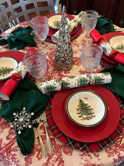 The Glam Pad: Spode Christmas Tree - A Christmas Tradition Spode Christmas Table Settings, Table Settings Dinner, Toile Tablecloth, Christmas Tree Table, Christmas Table Setting, Red Toile, English Christmas, Tea Decor, Glam Pad