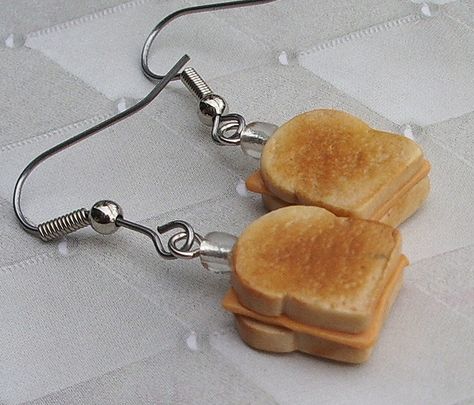 Grilled Cheese Earrings Unique Earrings Weird, Cheese Earrings, Gay Earrings, Cincin Diy, Lesbian Earrings, Crazy Earrings, Weird Jewelry, Funny Earrings, ดินปั้น Polymer Clay