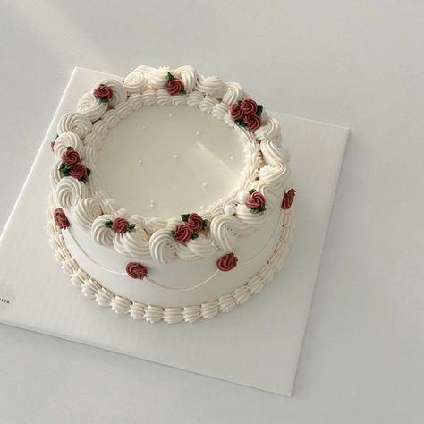 Aesthetic Cake Vintage, Pretty Birthday Cakes Vintage, Simple White Cake Designs Birthday, Vintage Inspired Birthday Cakes, Round Aesthetic Cake, Simple Vintage Cake Designs, Birthday Cake Inspo Simple, Birthday Cake Vintage Aesthetic, Simple Vintage Cakes Birthday