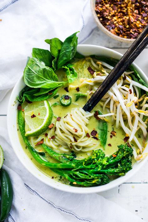 Curry Noodle Soup, Easy Thai Recipes, Thai Soup, Thai Green Curry, Curry Noodles, Pozole, Healthy Veggies, Green Curry, Diet Keto