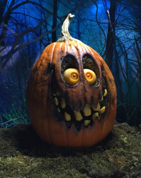 Frighteningly Cute Pumpkin Sculptures by Villafane Studios Creepy Lantern, Halloween Sculptures, Pumpkins Carving, Lantern Decorations, Scary Pumpkins, Pumpkin Scary, Scary Halloween Pumpkins, Scary Pumpkin Carving, Carving Pumpkins