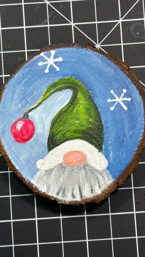 Diy Wooden Tree Ornaments, Xmas Tree Ornaments Diy Craft Ideas, Wood Rounds Crafts Tree Slices Christmas Ornament, Flat Wood Ornament Ideas, Wood Slice Painting Ideas Christmas, Painting Wood Ornaments Diy, Holiday Painted Wood Ornaments, Wood Diy Ornaments, Diy Painted Ornaments Wood