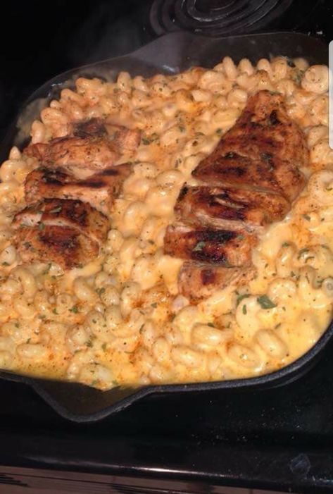 Cajun chicken mac & cheese Makaroni Keju, Resep Pasta, Cajun Chicken, Good Eat, Idee Pasto Sano, Food Goals, Food Cravings, I Love Food, Mac And Cheese