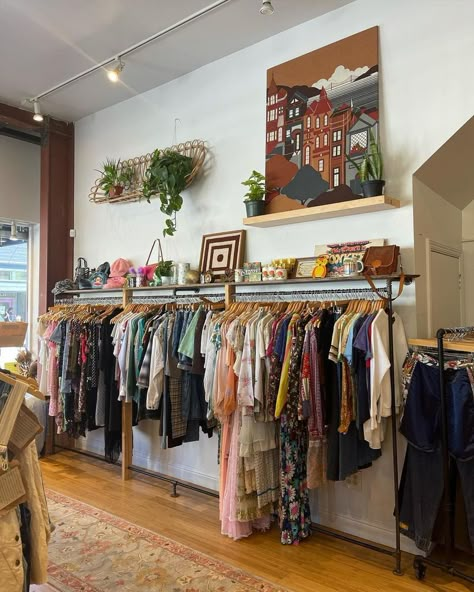 Cute Thrift Shop, Op Shopping Aesthetic, Vintage Shop Aesthetic, San Francisco Aesthetic Outfits, Shopping In San Francisco, Small Clothing Store Interior, Vintage Clothing Display, San Francisco Outfit, San Francisco Street Style