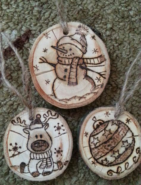 Wooden Ornaments Wood Burning, Christmas Ornament Wood Burning, Wood Burning Ideas Christmas Ornaments, Wood Burnt Ornaments Diy, Christmas Pyrography Ideas, Wood Burning Ideas Easy, Wood Burning Christmas Ideas, Wood Burn Christmas Ornaments, Wood Burned Christmas Ornaments