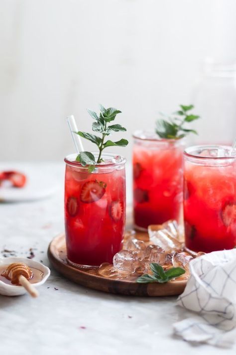 Fresh Lemonade Recipe, Hibiscus Iced Tea, Good Lemonade Recipe, Homemade Lemonade Recipes, Best Lemonade, Keto Cocktails, Raspberry Tea, Iced Tea Recipes, Strawberry Mint