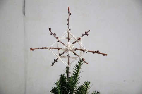 DIY foraged tree star, final, by Justine Hand for Gardenista Foraged Christmas, Diy Tree Topper, Diy Christmas Tree Topper, Christmas Tree Star, Star Tree, Christmas Tree Topper, Natural Christmas, Diy Holiday Decor, Simple Holidays