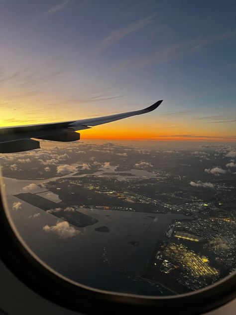 sunset view from an airplane to honolulu hawaii Hawaii Airplane View, Hawaii Honolulu Aesthetic, Honolulu Hawaii Aesthetic, Hawaii Flight, Airplane Sunset, Honolulu Beach, Sunsets Hawaii, Plane View, Hawaii Aesthetic