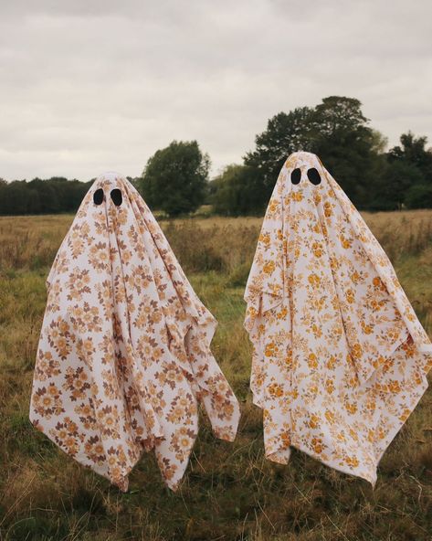 Charlotte Jacklin on Instagram: “Halloween but make it floral. Decided to embrace the spooky season this year, and do it my way…with flowers. I don’t think I’ve ever…” Ghost Costume Women, Floral Halloween, Autumn Moon, Sheet Ghost, Ghost Costume, Ghost Decoration, Halloween Photoshoot, Halloween Costumes For Couples, Halloween Inspo