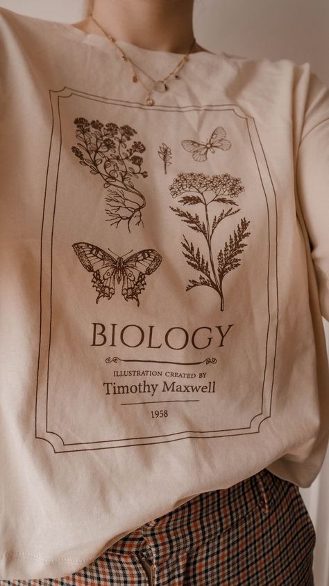 Biology tshirt with illustration created by Tomothy Maxwell, 1958. Aesthetic Mode, Cottagecore Tshirt, Tshirt Aesthetic, Shirts Outfit, Vintage Sweater, Tshirt Outfits, 가을 패션, Mode Inspiration, New Wardrobe