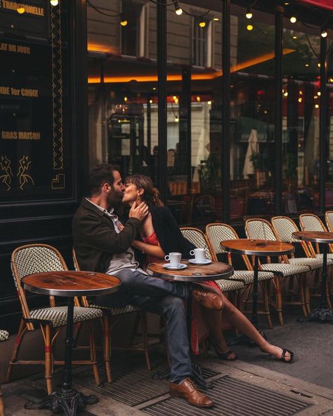 PHOTOGRAPHER IN PARIS (@oui.photo) • Instagram photos and videos Paris Couple Photoshoot, Paris Mood Board, Paris Engagement Photos, Amazing Sunrise, Paris Couple, Eiffel Tower In Paris, Tower In Paris, Parisian Cafe, Paris Love