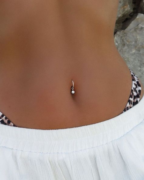 Pearcing In Belly, Belly Button Piercing Waist Chain, Bottom Belly Button Piercing Only, Belly Button Piercing Cute Simple, Beachy Belly Button Piercing, Small Belly Button Piercing, Simple Belly Button Piercing, Belly Piercing Aesthetic, Chest Piercing