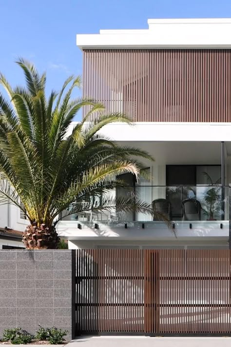 Wood-look aluminium battens by Knotwood. [Video] | House gate design, House fence design, Modern house facades House Of The Future, Gate Designs Modern, Home Gate Design, House Main Gates Design, Modern Fence Design, House Fence Design, Entrance Gates Design, Front Gate Design, Main Gate Design