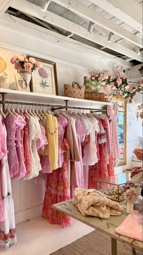 Women's Boutique Interior Store Design, Boutique Vision Board, Cute Boutiques Store, Cute Boutique Interior, Small Boutique Ideas Clothing Store Displays, Boutique Owner Aesthetic, Botique Interiors Design, Mini Boutique Store Ideas, Botique Interiors Ideas