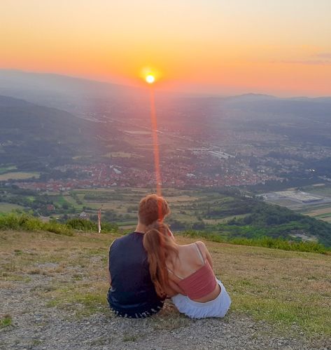 Couple In The Mountains Aesthetic, Hike With Boyfriend Aesthetic, Photo Poses For Couples Mountains, Asthetic Girlfriend And Boyfriend, Hiking With Girlfriend, Fun Adventures With Boyfriend, Traveling With Girlfriend, Mountain Couple Poses, Couple Hiking Poses