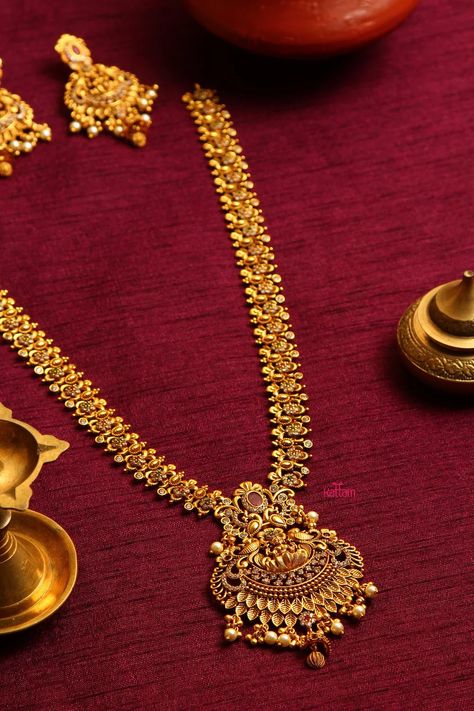 Visit Kalyan Jewellers for the best and unique temple jewellery haram designs. You can also shop online! Bottumala Haram, Temple Jewellery Haram, Gold Long Haram Designs, Long Haram Gold Jewellery Designs, Haram Designs Gold Latest, Temple Jewellery Necklace, Temple Jewelery, Latest Necklace Design, Temple Necklace