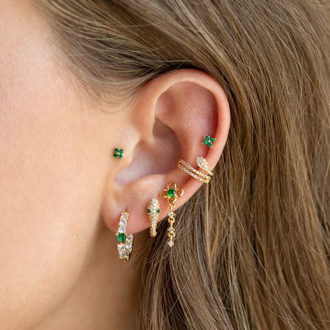 Piercing Oreille Tragus, Shifting Board, Character Customization, Heart Stones, Ear Pieces, Pretty Ear Piercings, Fame Dr, Green Jewelry, Ear Piercing