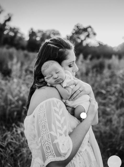 Outdoor Photoshoot With Newborn, Newborn Nature Photography, Newborn Photo Outdoor, Lifestyle Newborn Outdoor, Mom And Newborn Pictures Outdoor, Outdoors Newborn Photography, Newborn Shoot Outdoor, Newborn Session Outside, Outdoor Newborn Pictures