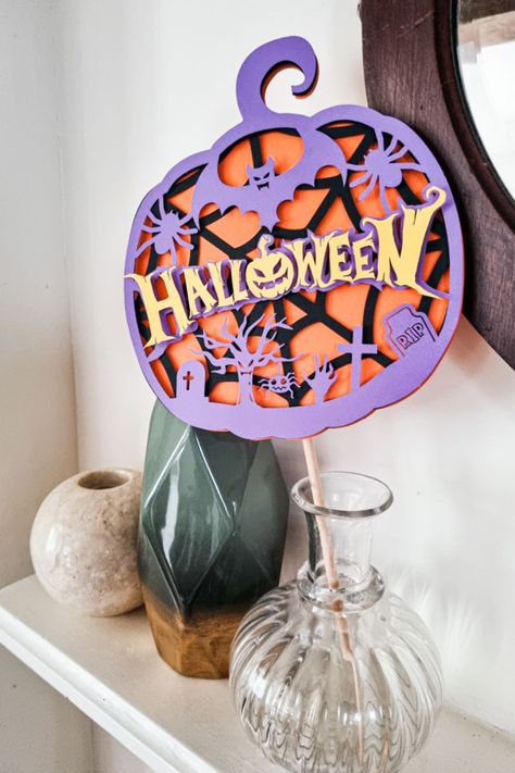 No need to break the bank on a Halloween cake, when you can use this guide to make your own spooky cake topper. Halloween Cake Topper Ideas, Spooky Cake Topper, Halloween Toppers, Spooky Cake, Halloween Birthday Cakes, Deco Halloween, Halloween Box, Topper Halloween, Mickey Cakes