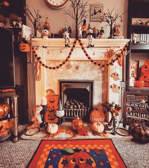 Halloween in the 90s just hit different 90’s Halloween, 90s Halloween Aesthetic, Halloween Nostalgia, Spooky October, Black Folk Art, Halloween Room, 90s Halloween, Hit Different, 2024 Halloween