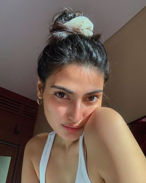 Athiya Shetty, Sunkissed Skin, Actress Without Makeup, Fresh Beauty, Pakistani Fashion Party Wear, Self Portrait Poses, Simple Pakistani Dresses, Instagram Photo Inspiration, Without Makeup